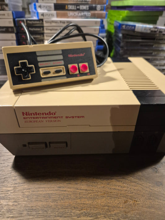 Nintendo NES konsol med controller & kabler (Kosmetisk skadet)
