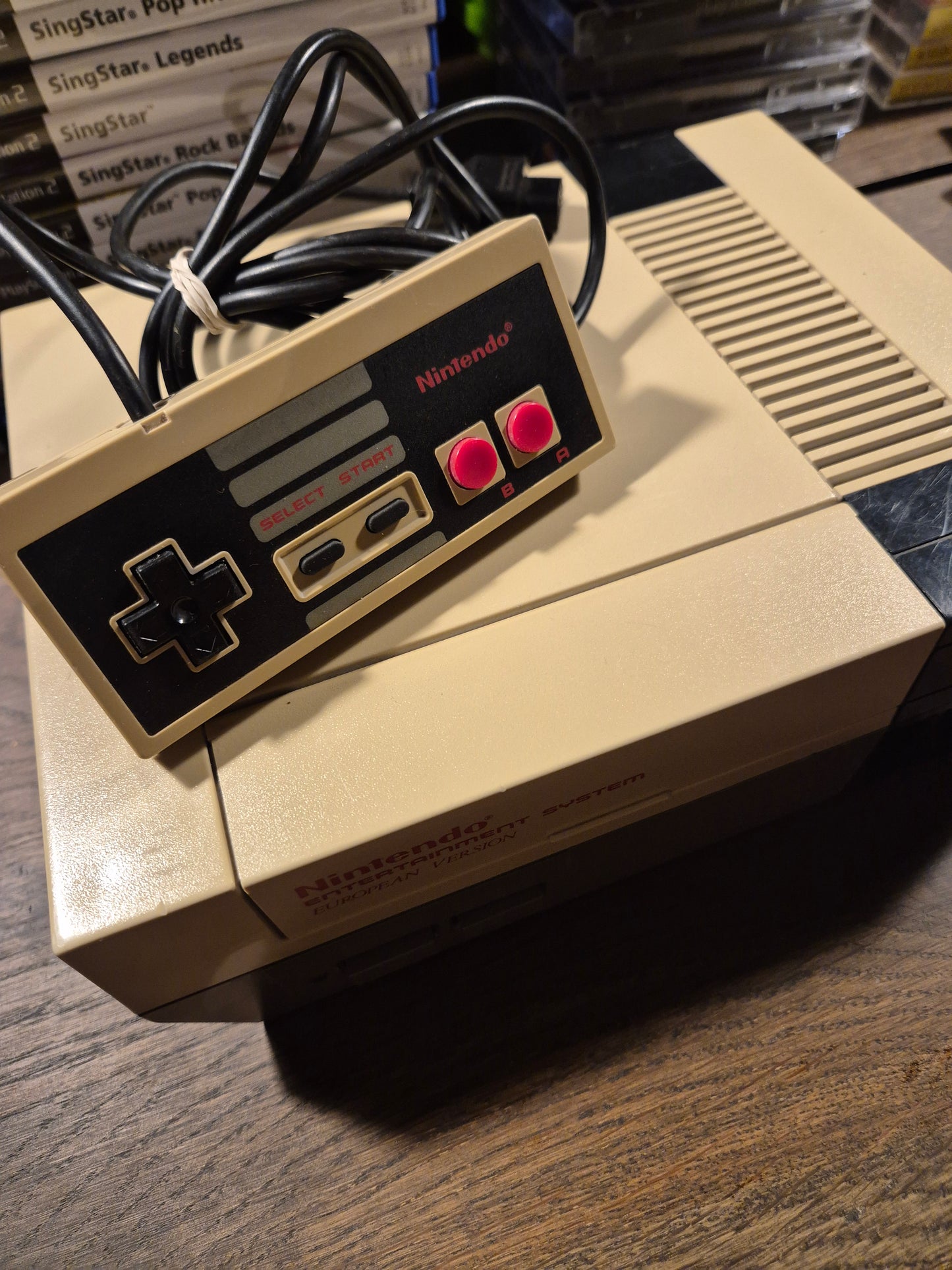 Nintendo NES konsol med controller & kabler (Kosmetisk skadet)