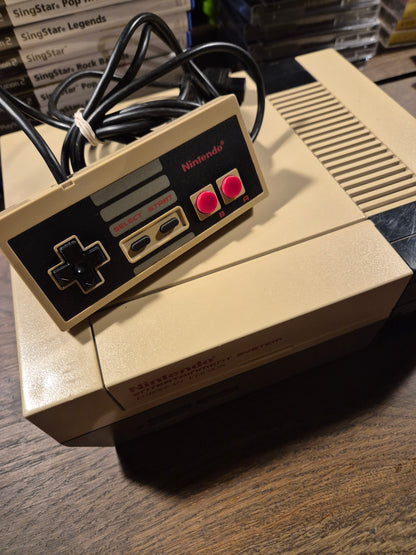 Nintendo NES konsol med controller & kabler (Kosmetisk skadet)