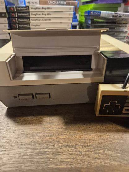 Nintendo NES konsol med controller & kabler (Kosmetisk skadet)