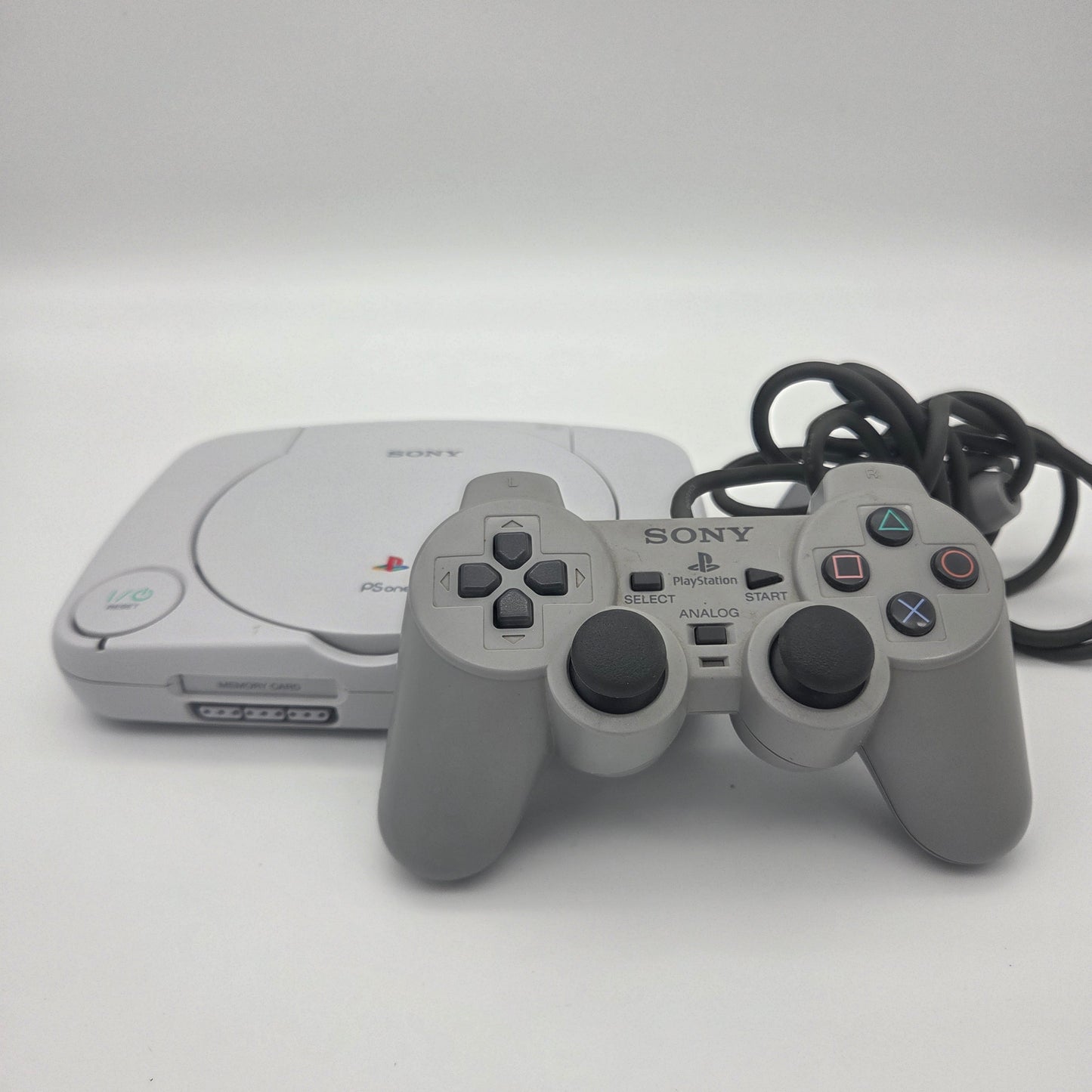 PSOne konsol med Controller og kabler