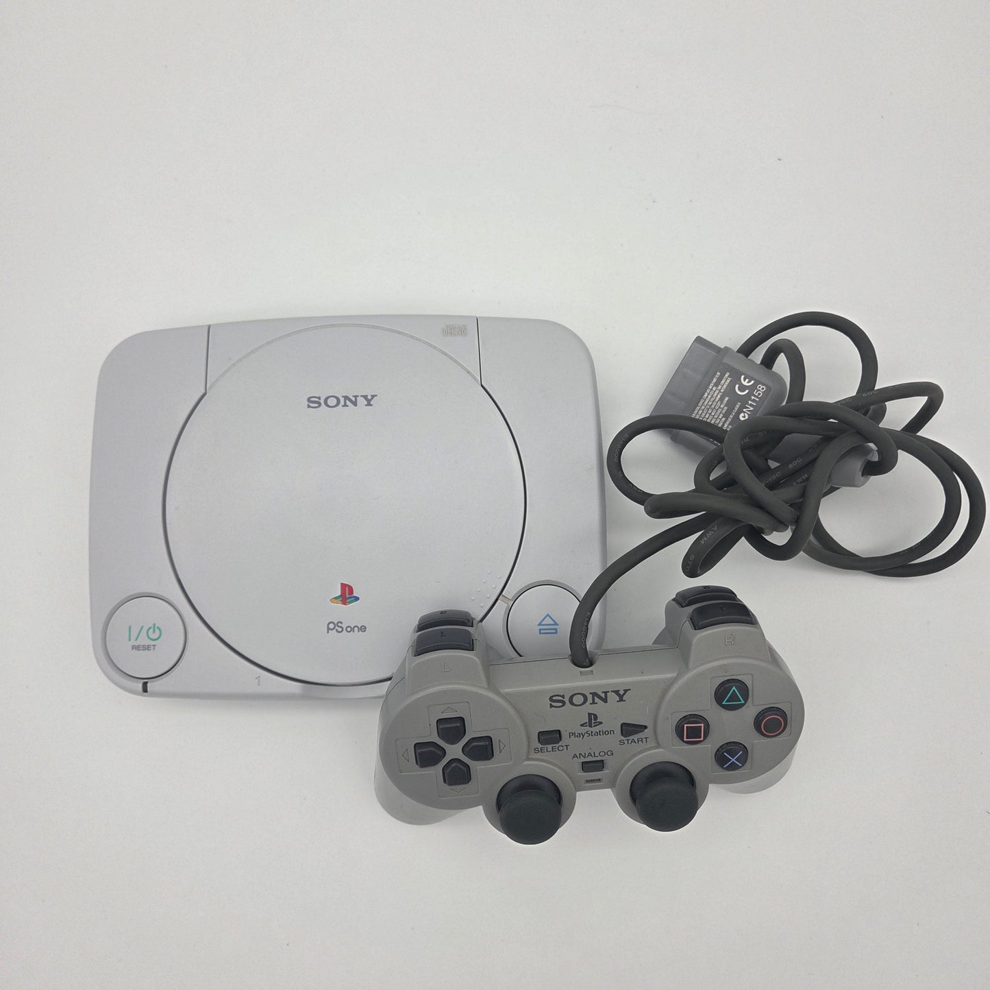 PSOne konsol med Controller og kabler