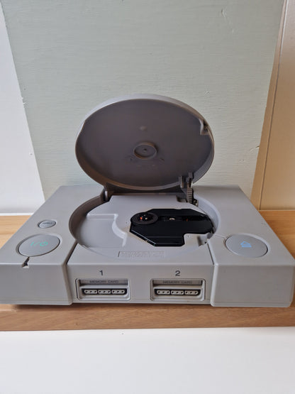 PlayStation 1 konsol med Controller, kabler og memory kort